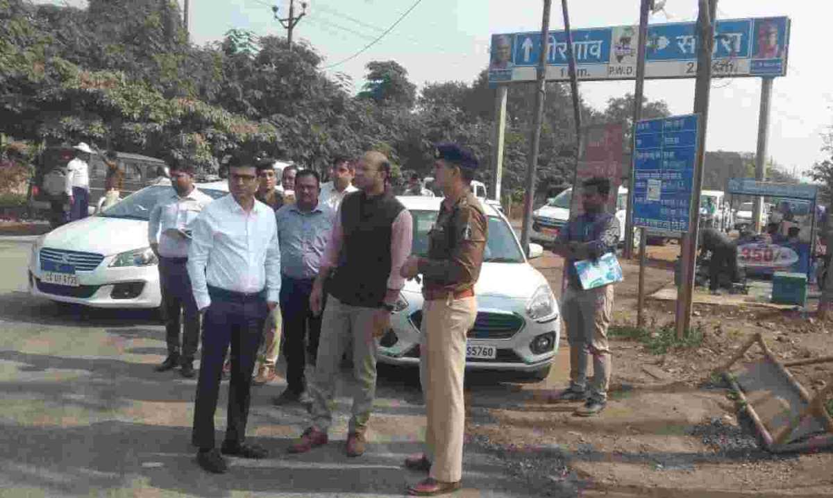 रायपुर की सडक़ों के ब्लैक स्पॉट का कलेक्टर-एसएसपी ने किया निरीक्षण